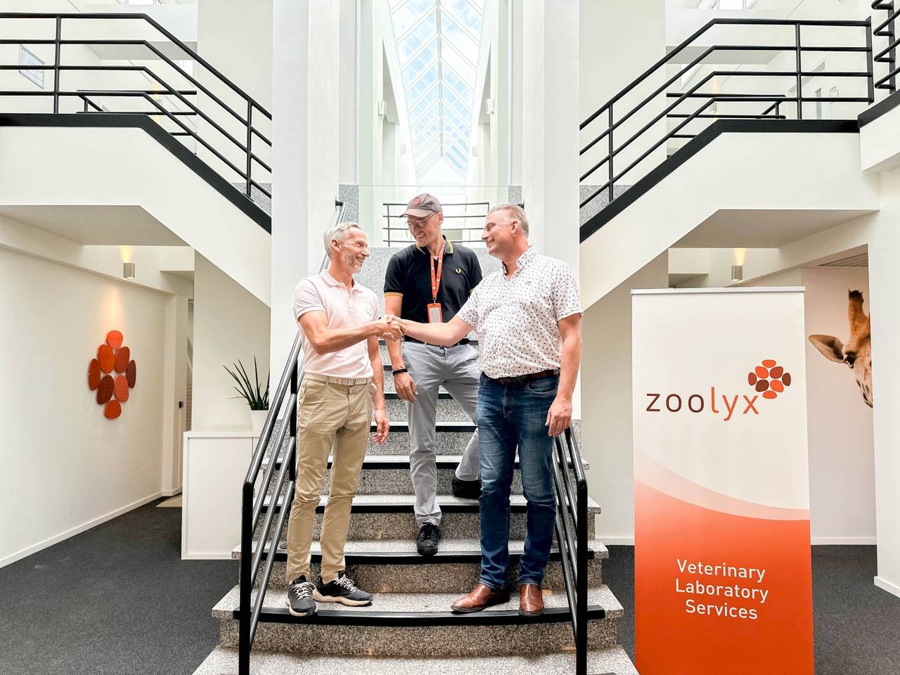 Zoolyx en ECG schudden elkaar de hand